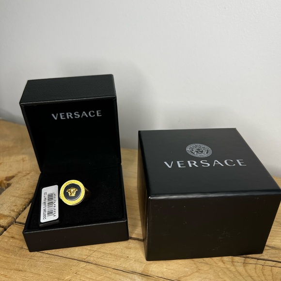Versace ENAMEL MEDUSA RING Size 23 - Picture 3 of 6